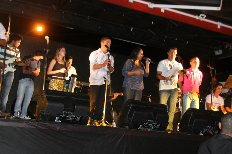 Antes da peça, músicas gospel foram cantadas para o público (Foto: Léo Lima)
