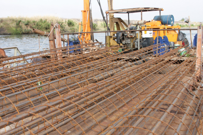 Armação de ferro é preparado no local da obra para concretagem dos pilares (Foto: Ricardo Ojeda)