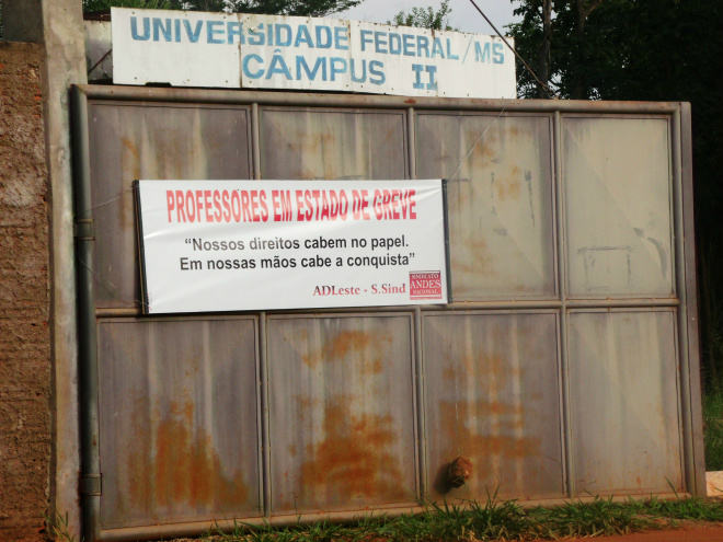 Em greve há 44 dias UFMS programa carreata e aula na praça A universidade está em greve desde o dia 12 de junho. (Foto: Arquivo/Perfil News