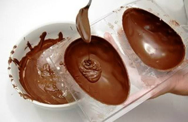 Uma forma de lidar com essa situação é ensinar a criança a fazer um ovo de chocolate caseiro (Foto: Google)
