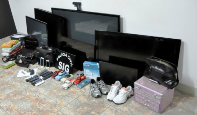 Aparelhos televisores, calçados e outros objetos roubados pelos ladrões e recuperados pelo SIG (Foto: Nova News)