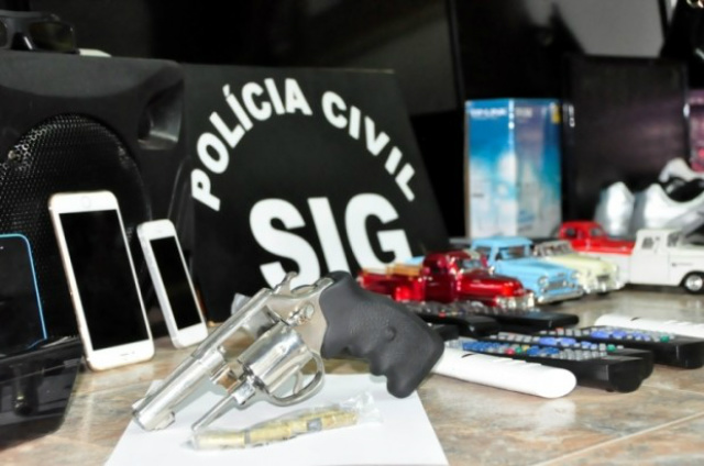 Revólver calibre 38, usado no roubo da F-250, e outros objetos levados pelos ladrões da casa assaltada (Foto: Nova News) 