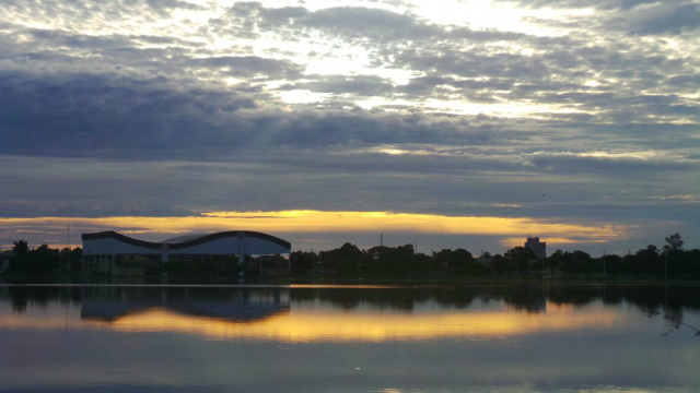 Amanhecer de hoje na Lagoa Maior, no detalhe o Ginásio de Esportes. (Foto: Ricardo Ojeda)