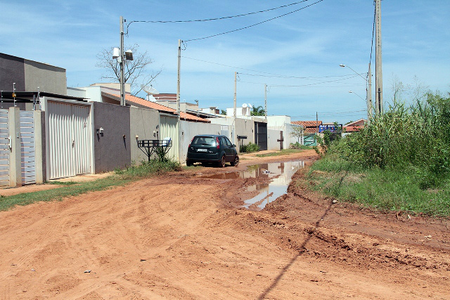 A reclamação dos moradores em vias não asfaltadas é com relação ao escoamento das águas que ficam empoçadas, após chuvas (Foto: Divulgação)