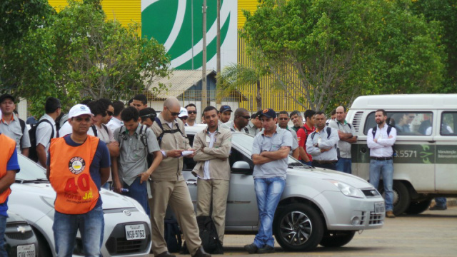 De braços cruzados, trabalhadores da Fibria ouvem os sindicalistas falar sobre as negociações salariais que não surtiram efeitos desejados (Foto: Ricardo Ojeda)