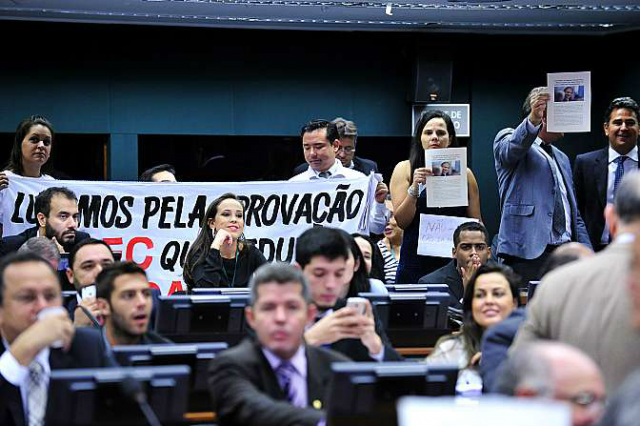 Votação foi acompanhada por manifestantes contra e a favor da redução da maioridade penal. (Foto: Divulgação)