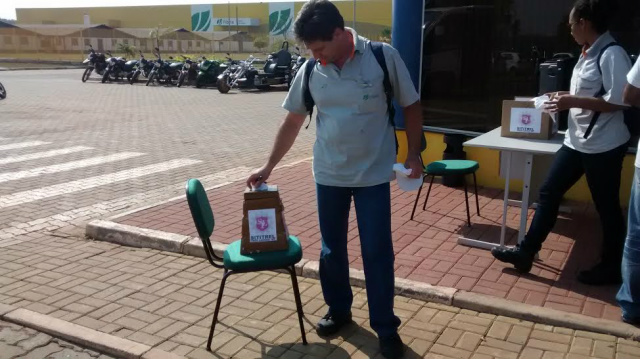 Funcionário da Fibria exerce seu direito, depositando voto na urna, na apreciação da proposta da empresa (Foto: Divulgação)