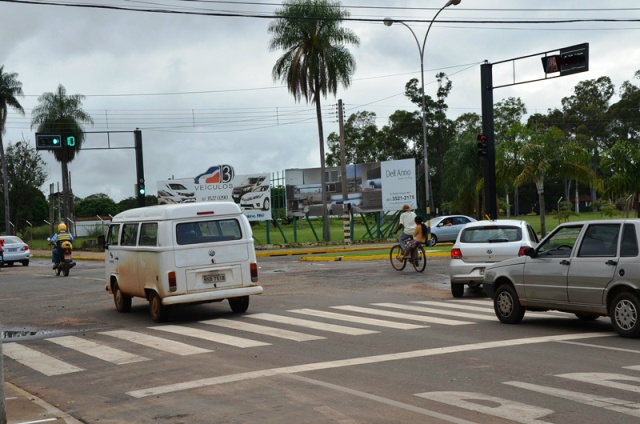 Novo semáforo no cruzamento da Avenida Capitão Olyntho Mancini com Rua Duque de Caxias. (Foto: Divulgação/Assecom)
