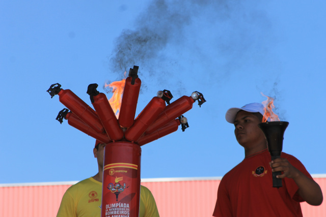Atleta acende a pira abrindo oficialmente 1ª Olimpíada Sul-mato-grossense Bombeiros do Amanhã em Três Lagoas (Foto: Patricia Miranda)