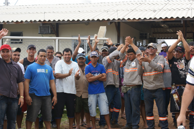 Trabalhadores que atuam na construção da fábrica de Eldorado estão desde dezembro sem salário (Foto: Luciana Navarro)