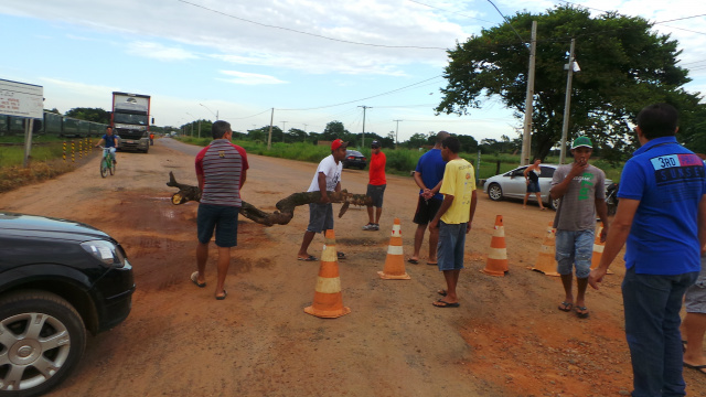Além de cones, os manifestantes usaram veículos e pedaço de madeira para interditar a via (Foto: Ricardo Ojeda)