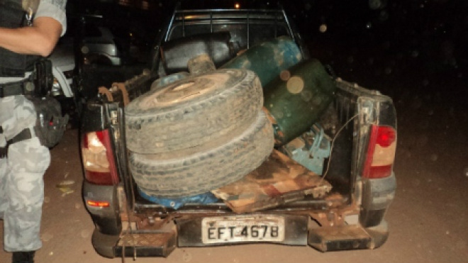 Foram encontrados 07 galões de plástico dentro da caçamba do veículo, sendo 02 cheios de óleo diesel e 05 galões vazios (Foto: Divulgação/Assecom)