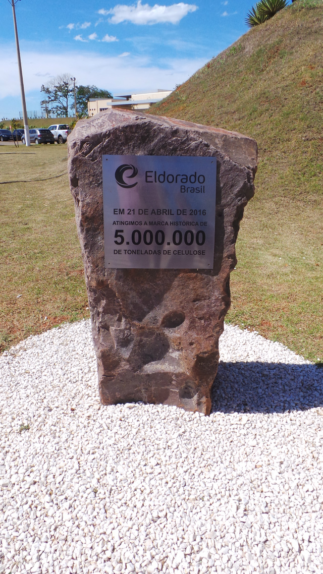Placa comemorativa da produção alcançada em 21 de abril deste ano, a marca histórica de 5.000.000 de toneladas de celulose (Foto: Ricardo Ojeda)