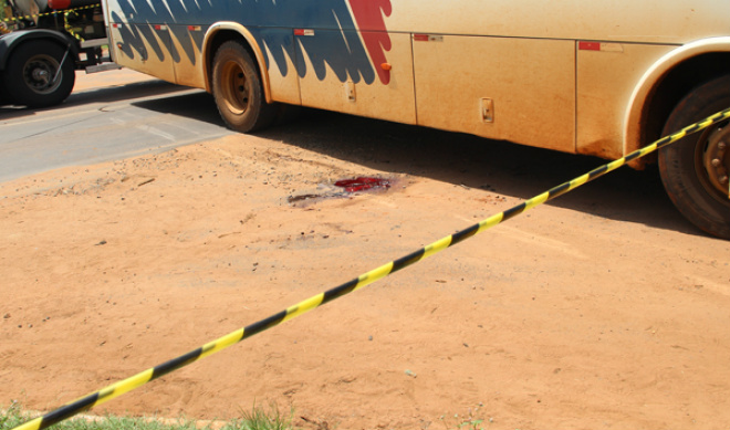 Mesmo depois da retirada do corpo da vítima, poça de sangue ficou no asfalto