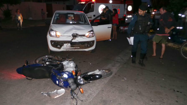 A motocicleta e o automóvel envolvidos no acidente sofreram danos materiais; policial militar avalia o acidente (Foto: Ricardo Ojeda)
