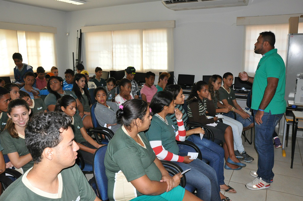 Cerca de 50 alunos da Escola Municipal Parque São Carlos participaram da palestra (Foto: Assessoria)
