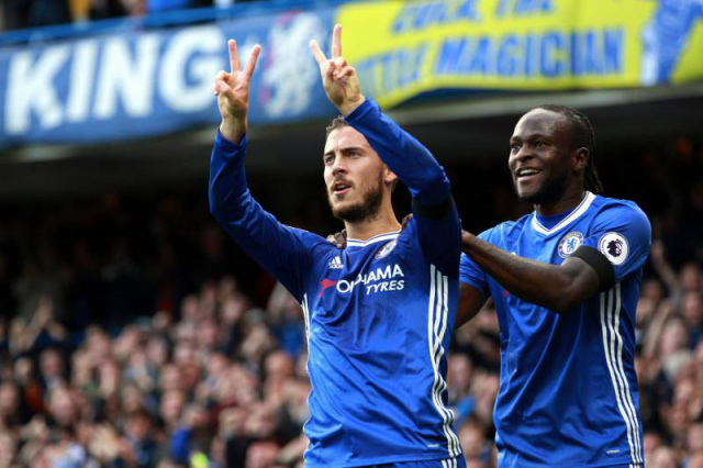 Eden Hazard comemora o 2x0 pelo Chelsea diante do Leicester. (Foto: EPA/Sean Dempsey)