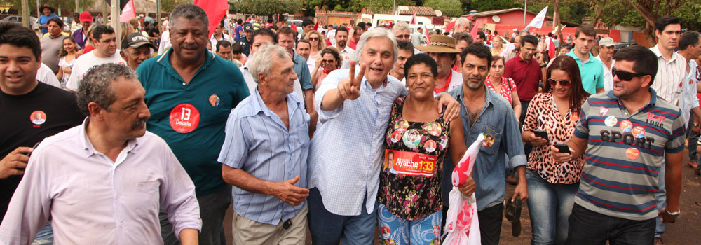 População da Vila Juquita recebeu Delcídio com entusiasmo (Foto: Divulgação)