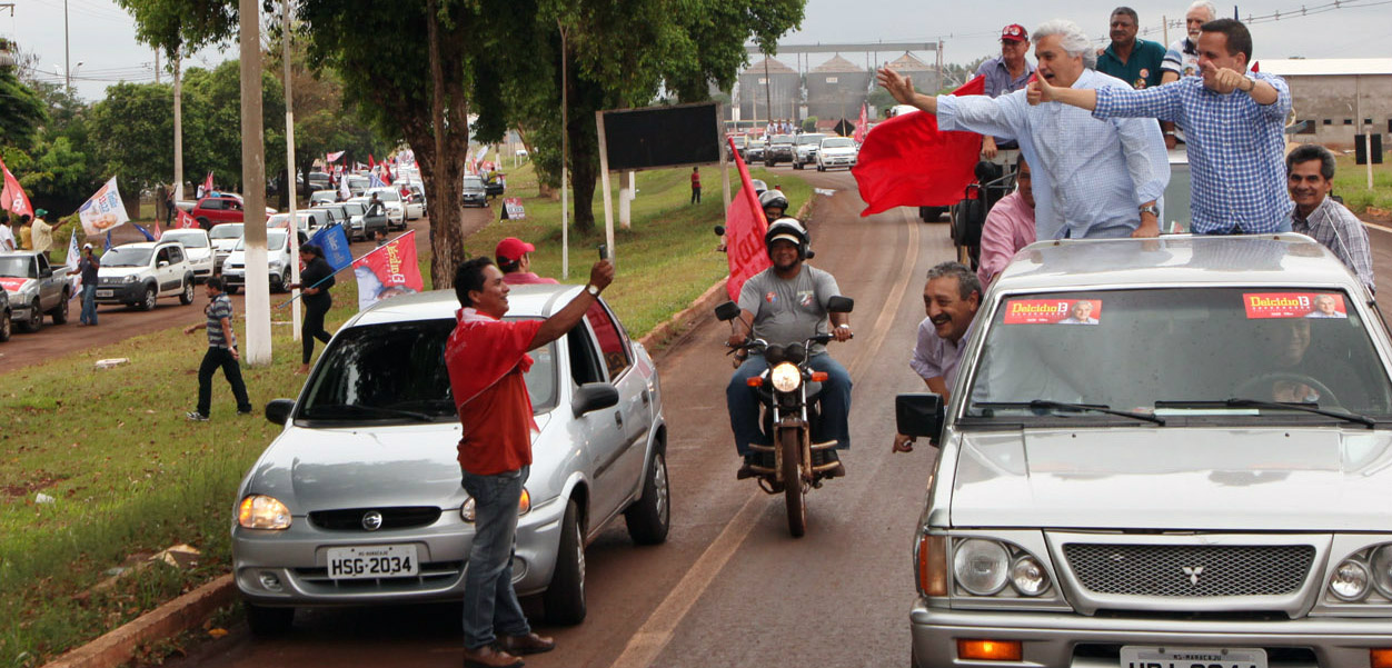 Mesmo debaixo de chuva população de Maracaju foi as ruas para receber Delcídio (Foto: Divulgação)