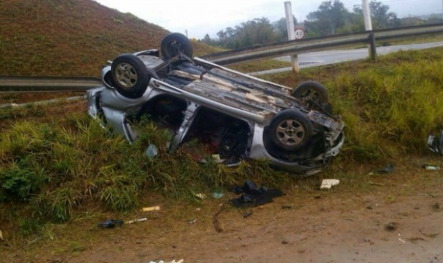 Com a violência da queda o veículo GM Celta ficou completamente destruído (Foto: Divulgação)