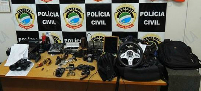 Os presos Lucas Yuri Moreira Souza, 18 anos e Luis Carlos dos Santos, 21 anos, são acusados de praticar inúmeros furtos na região da Vila Piloto (Foto: Policia Civil)
