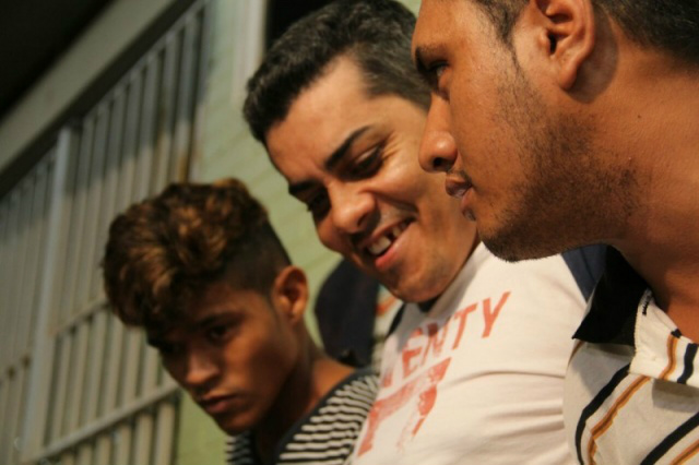 Mesmo presos, os quadrilheiros escracham a situação e riem da própria desgraça, fazendo cena hilária aos repórteres (Foto: CG News)