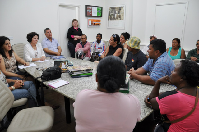 Durante a reunião, os moradores desalojados ouviram as reclamações e explicações da prefeita (Foto: Divulgação/ AI Prefeitura)