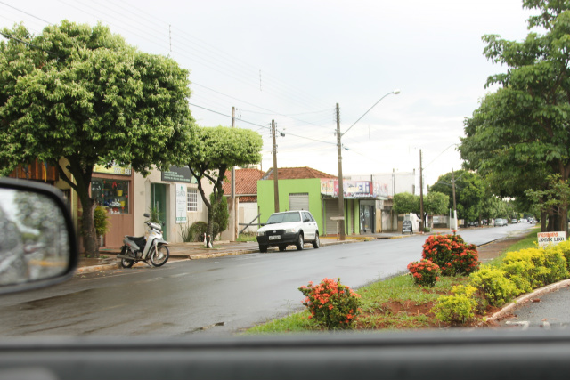 Fluxo de veículos na Avenida pode ser contemplado plenamente após a remoção dos pés de coqueiro. (Foto: Lucas Gustavo).