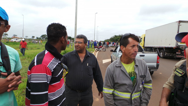 Durante protestos dos trabalhadores reivindicando pagamentos das rescisões trabalhistas, o presidente do Sintiespav acompanhou passo a passo, inclusive dando apoio logístico à manifestação (Foto: Ricardo Ojeda)