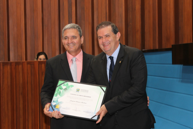 O empresário Joaquim Romero Barbosa recebe o titulo de cidadão Sul-mato-grossense das mão do deputado Eduardo Rocha (Foto: Patricia Miranda)