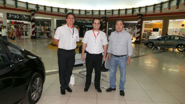 O empresário Jorge Endo, diretor do Grupo Endo esteve em Andradina para prestigiar a equipe que estão trabalhando na exposição de veículos da marca Honda (Foto: Ricardo Ojeda)