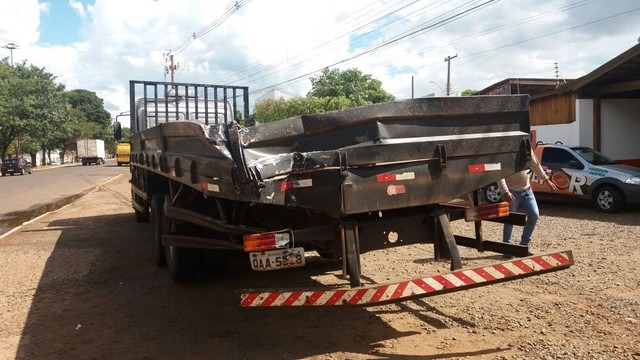 Caminhão de madeireira estava estacionado quando ônibus o atingiu (Foto: Dyego Queiroz/G1 MS)