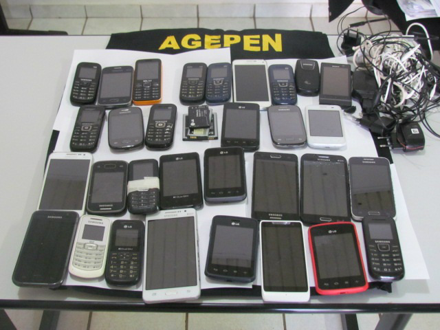 Além de aparelhos celulares, também foram encontrados carregadores, fones de ouvido e baterias avulsas (Foto: Assessoria) 