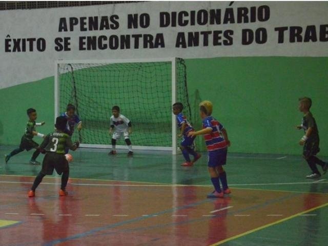 Associação Pelezinho e time de Fortaleza durante jogo na noite de ontem (Foto: Nalva Figueiredo)
