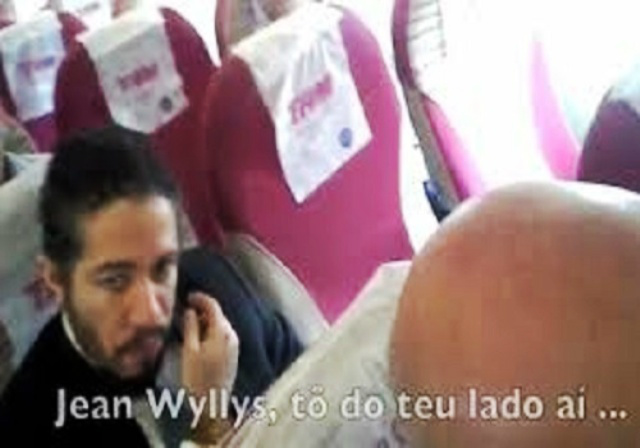 Momento em que o deputado Bolsonaro se dirige a Jean Wyllys dentro do avião (Foto: Reprodução/Band)