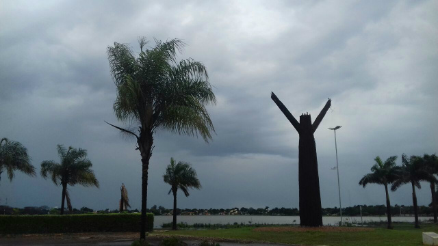 Na região da Lagoa Maior, pela manhã as nuvens estavam carregadas e há previsão de chuva a qualquer momento em Três Lagoas. (Foto: Patrícia Miranda)