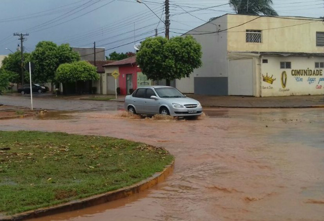 Motoristas que passaram pelo cruzamento da Avenida Antônio Trajano com a Rua Antonio Estevan Leal na manhã desta terça-feira (25) teve que enfrentar a água (Foto: Daniela Silis) 