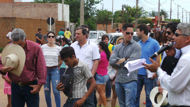 Antes de iniciar a cavalgada pelas ruas de Três Lagoas, participantes fazem oração (Foto: Ricardo Ojeda) 