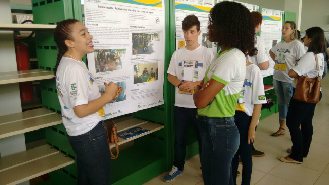 Alunos da 8ª série da Escola Maria Eulália explicam projeto à outros estudantes (Foto: Assessoria)