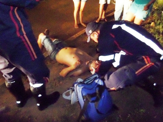 Socorristas do SAMU atendem homem espancado no bairro São Carlos (Foto: Celso Daniel)