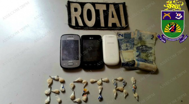 Além das porções de droga, também foram encontrados três aparelhos celulares (Foto: Assessoria) 
