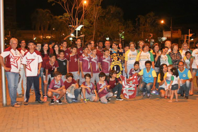 Antes da partida para SP, a comissão técnica reuniu os atletas e colaboradores para uma foto na Praça Ramez Tebet (Foto: Rodolfo Gomes)