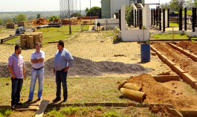 O prefeito Cacildo Dagno ao visitar as futuras instalações falou da importância do empreendimento que oportunizar melhores condições para empreendedores interessados em investir em Santa Rita do Pardo (Foto: Asssessoria)