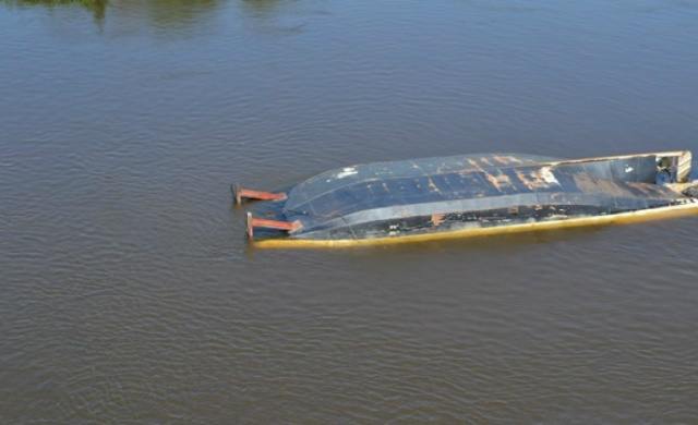 A embarcação boliviana naufreagou nas águas do rio Paraguai próximo à localidade de Forte Coimbra, em Corumbá (Foto: Divulgação)