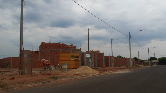 Nos quatros cantos, distribuídos por vários bairros existem avalanche de construção de imóveis residenciais e comerciais (Foto: Ricardo Ojeda)
