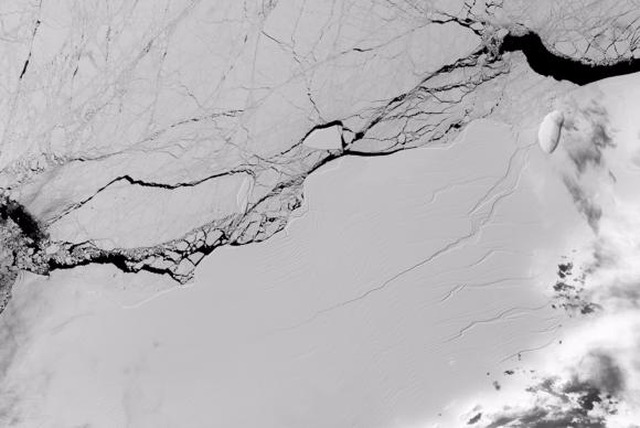 Imagem de divulgação da Nasa mostra uma das rachaduras na barreira de gelo Larsen C, que se desprendeu na Antártida (Imagem de divulgação/Nasa/EPA/Agência Lusa)