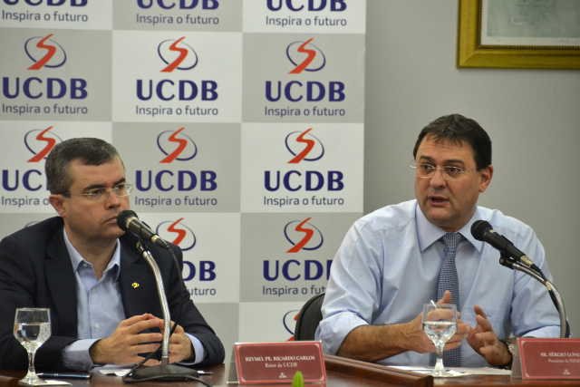 O reitor da UCDB, padre Ricardo Carlos, e o presidente da Fiems, Sério Longen, durante apresentação do UCDB Conecta (Foto: Assessoria) 