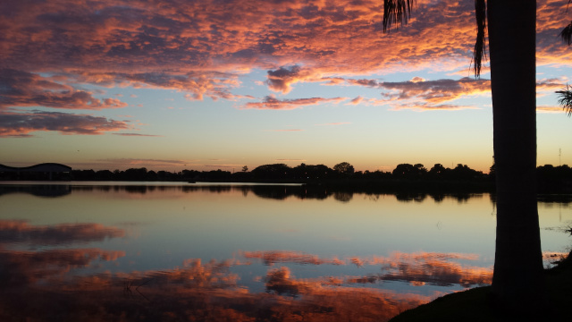Logo nas primeiras horas da manhã, a beleza da Lagoa Maior contempla o frequentador com um espetáculo espelhando as nuvens em suas águas, como se fosse uma extensão do céu (Foto: Ricardo Ojeda)