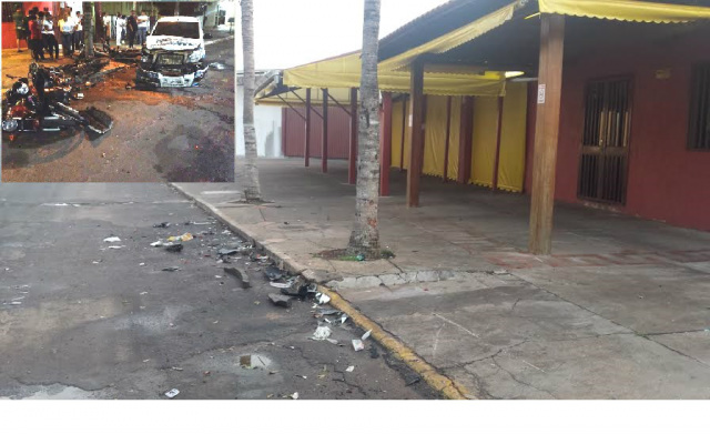 Agora de manhã, na frente do restaurante ainda estavam restos de carenagens de motos; no detalhe, o carro e as motos patroladas (Foto: Ricardo Ojeda/Facebook)