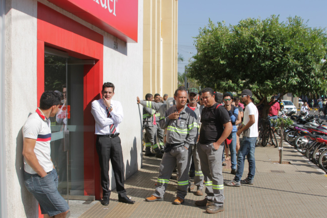 Santander disponibilizou um funcionário para orientar os trabalhadores ainda na entrada do banco, enquanto a fila rodeava o quarteirão (Foto: Ricardo Ojeda)   